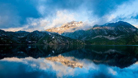 Bergen-meer-wolken-zonlicht